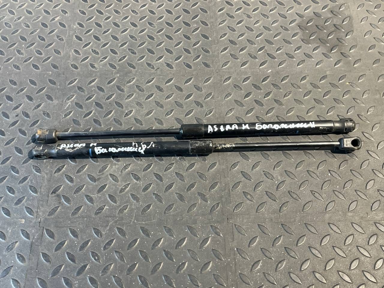 Амортизатор двери багажника Opel Astra/H 2004-2014