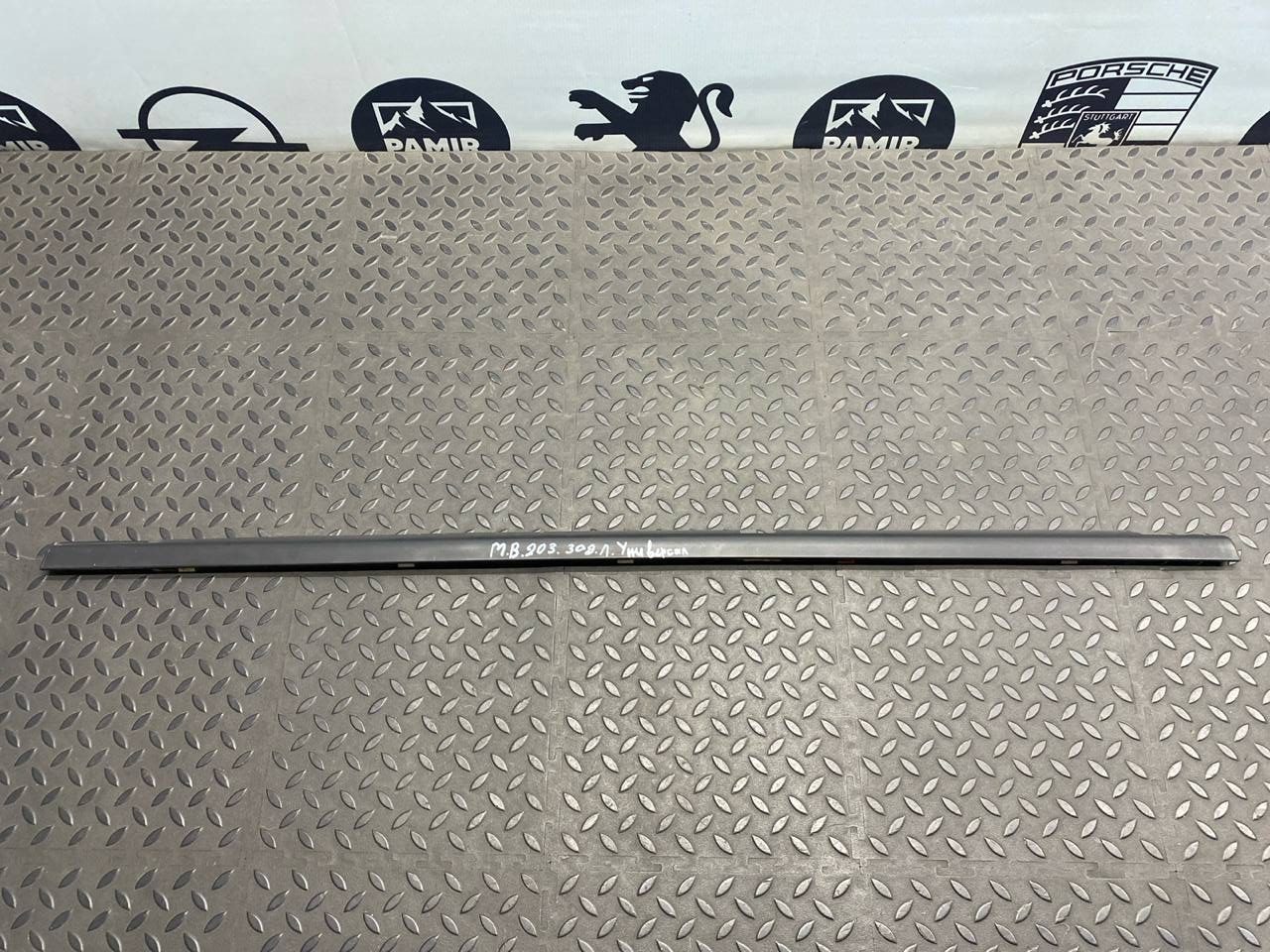 Уплотнитель двери задний левый Mercedes C/W203 2000-2008