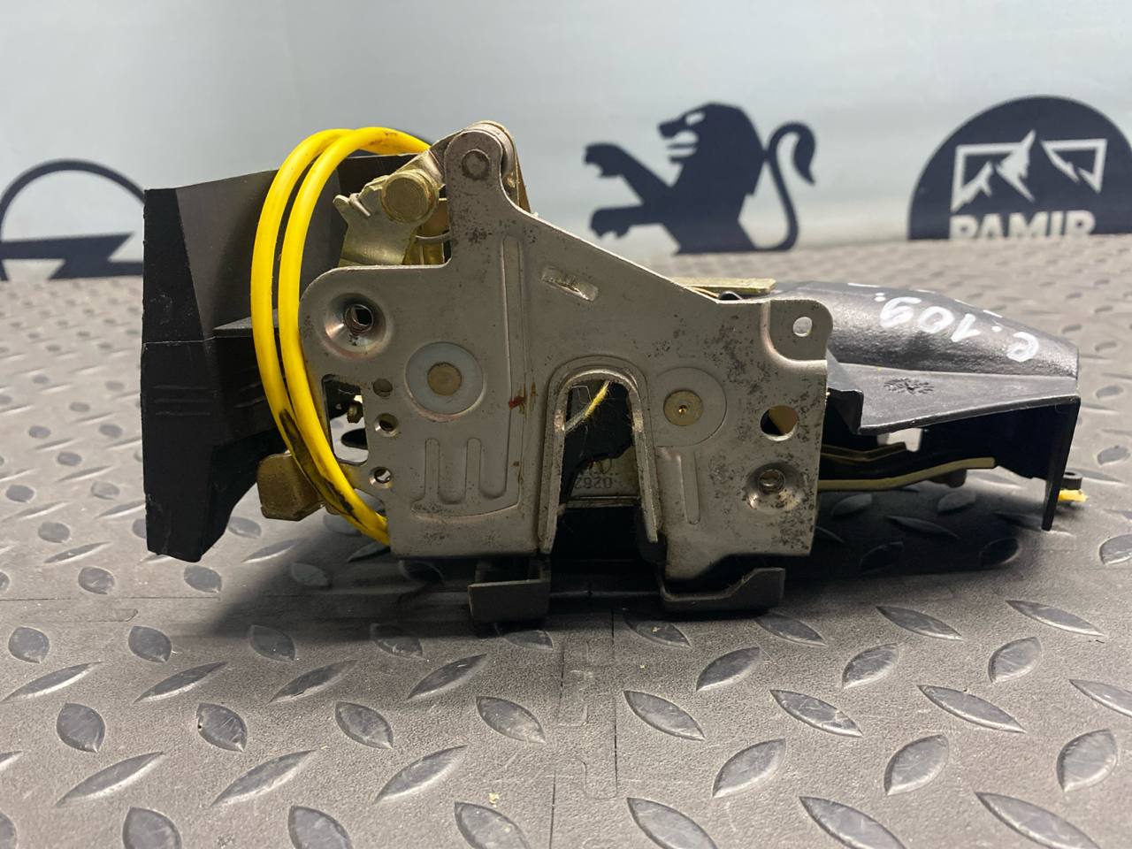 Замок двери задний правый Mercedes E/W210 1995-2003