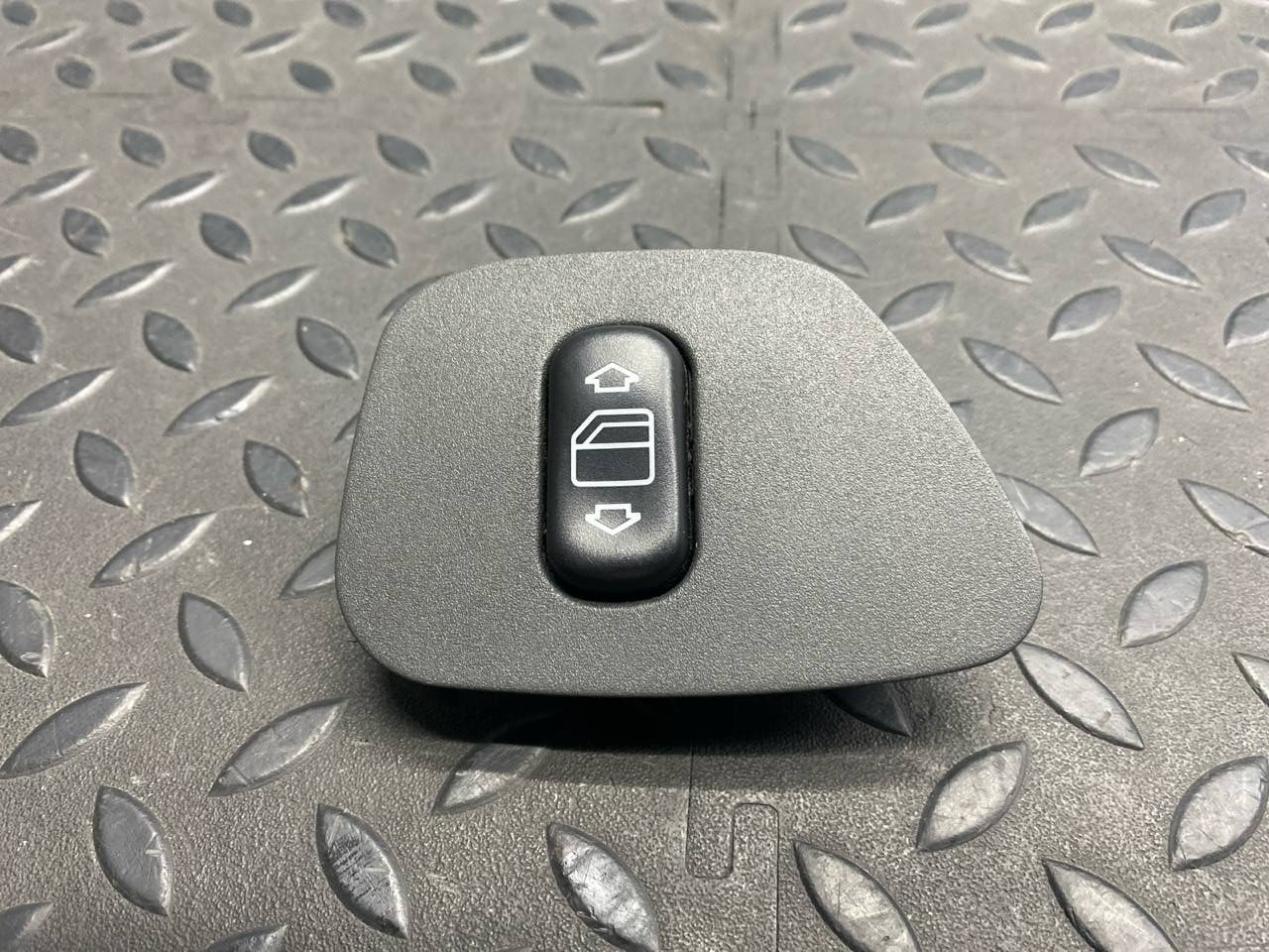 Кнопка стеклоподъемника Mercedes E/W210 1995-2003