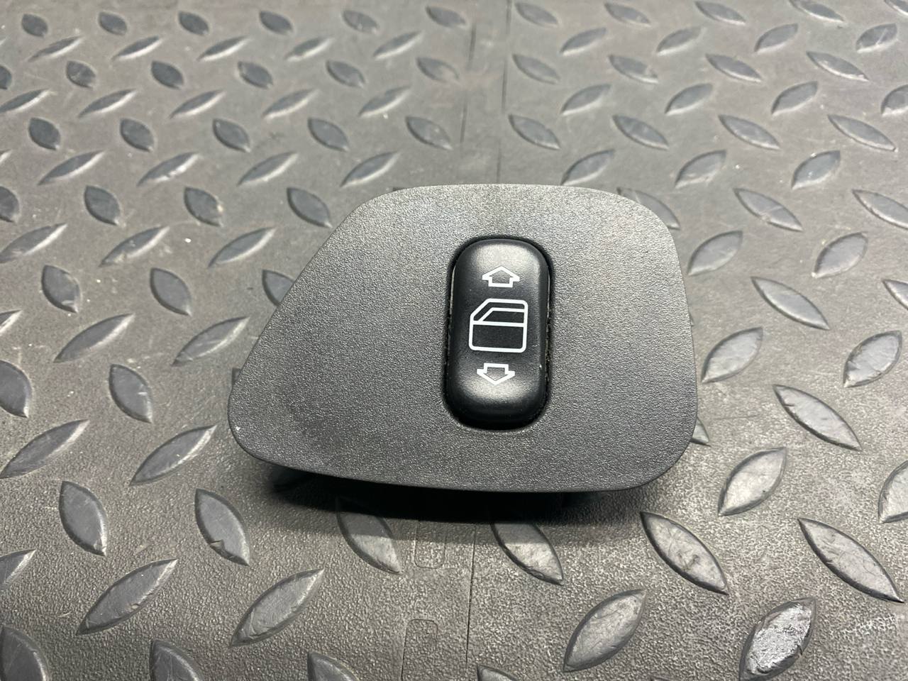 Кнопка стеклоподъемника Mercedes E/W210 1995-2003