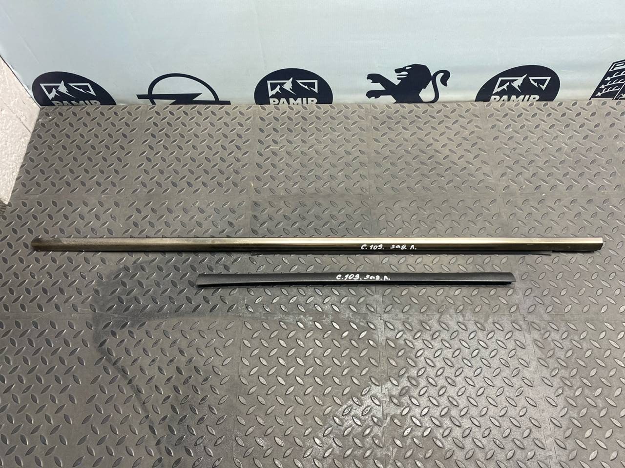 Уплотнитель двери задний левый Mercedes E/W210 1995-2003