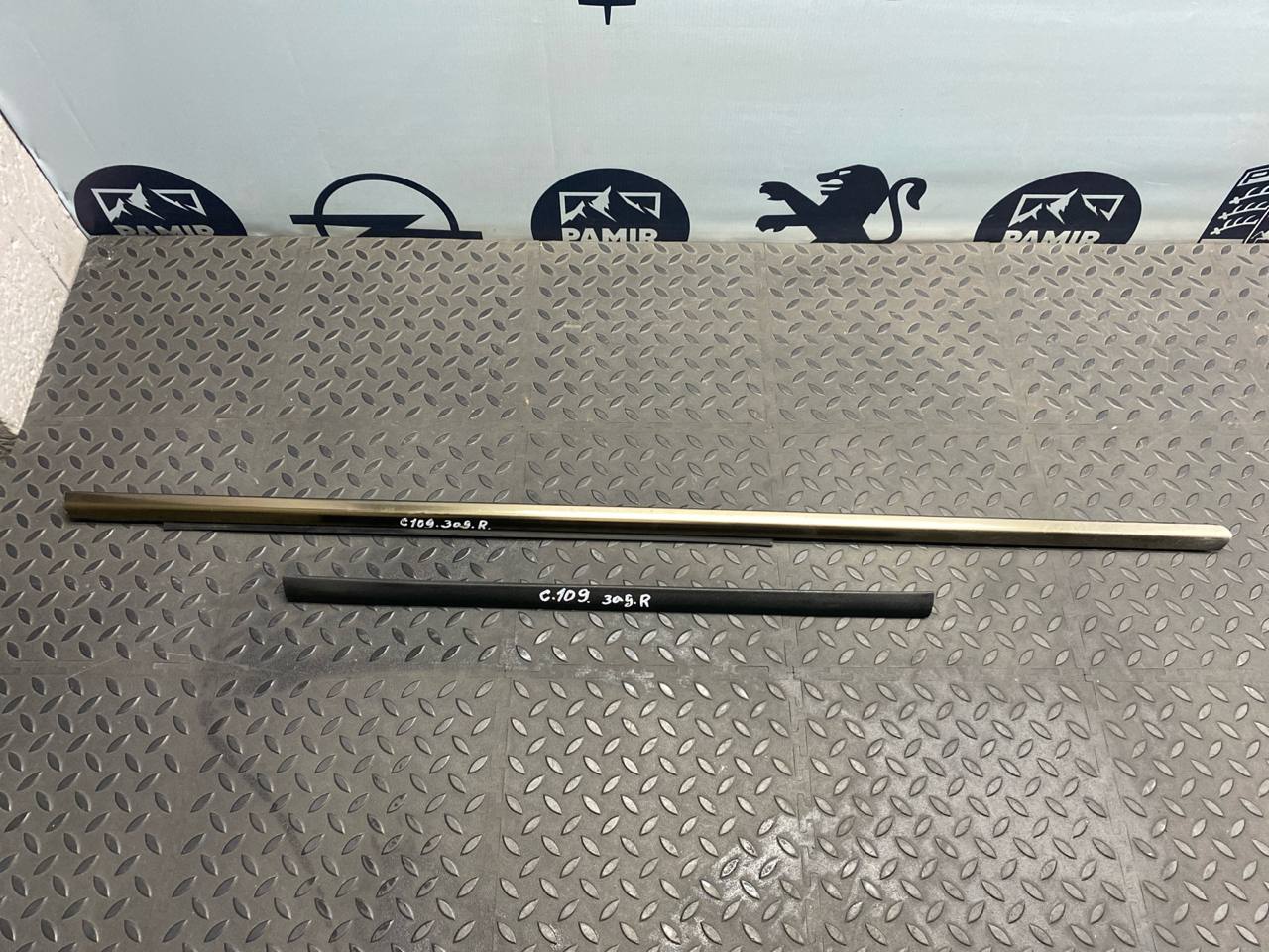 Уплотнитель двери задний правый Mercedes E/W210 1995-2003