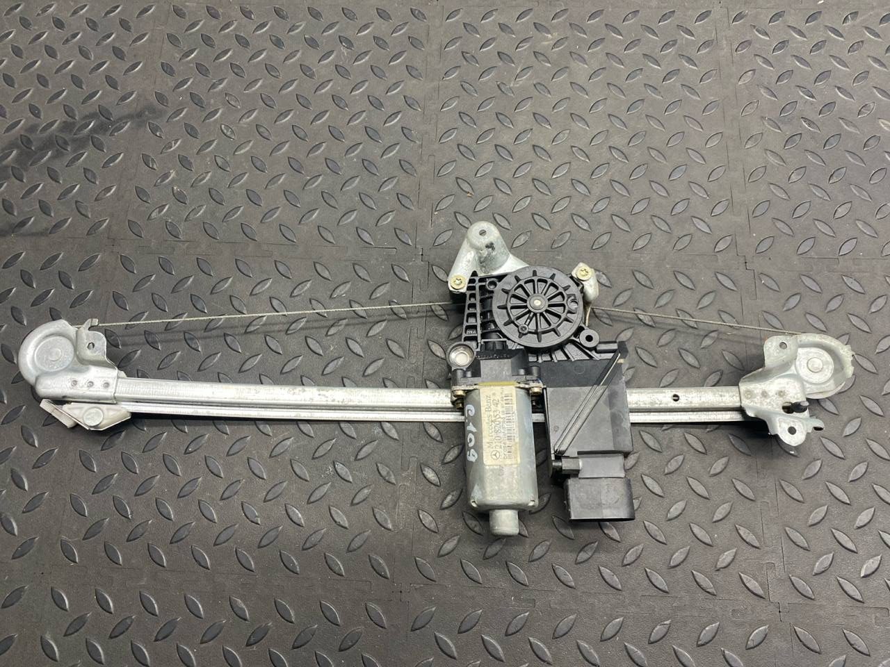 Стеклоподъемник задний левый Mercedes E/W210 1995-2003