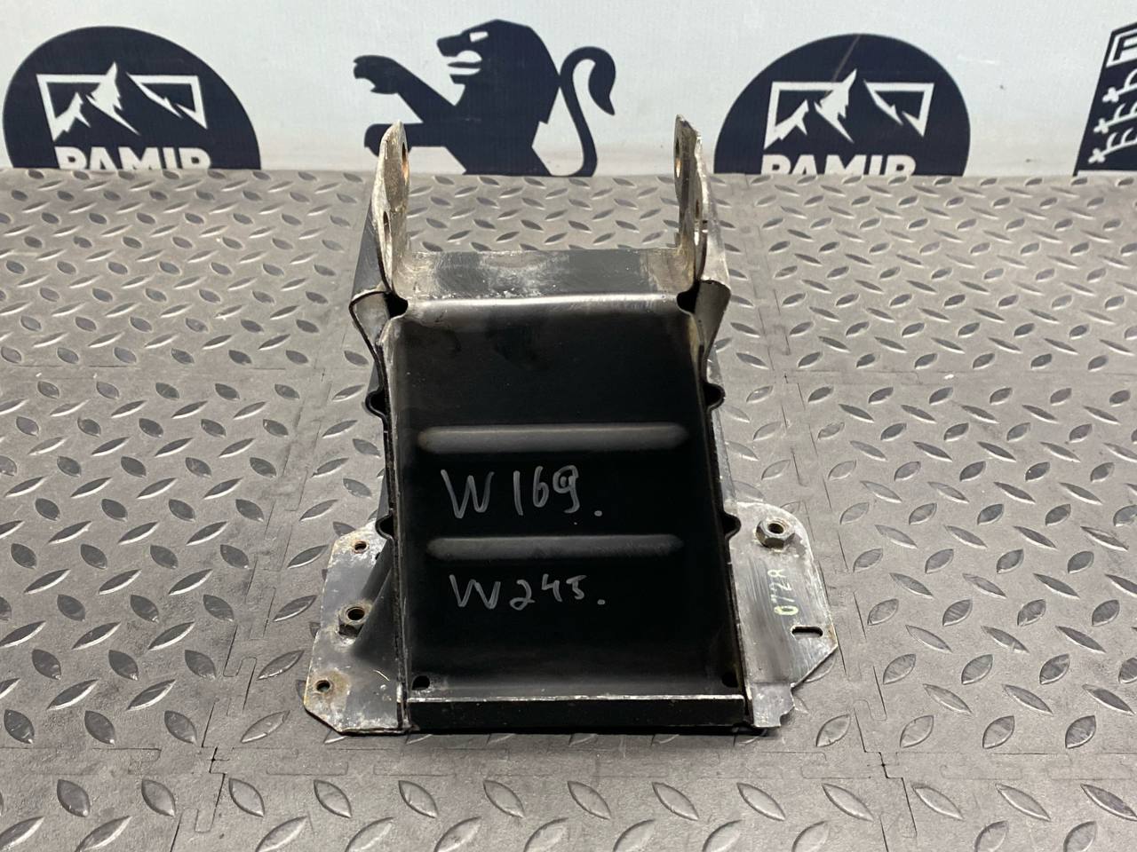 Кронштейн усилителя бампера передний левый Mercedes B/W245 2005-2011