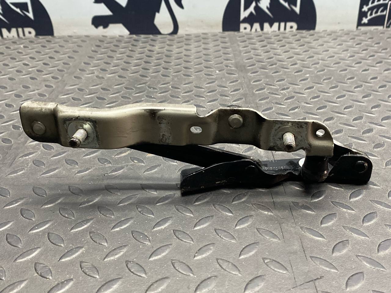 Петля капота левая Chrysler PT Cruiser 2000-2010