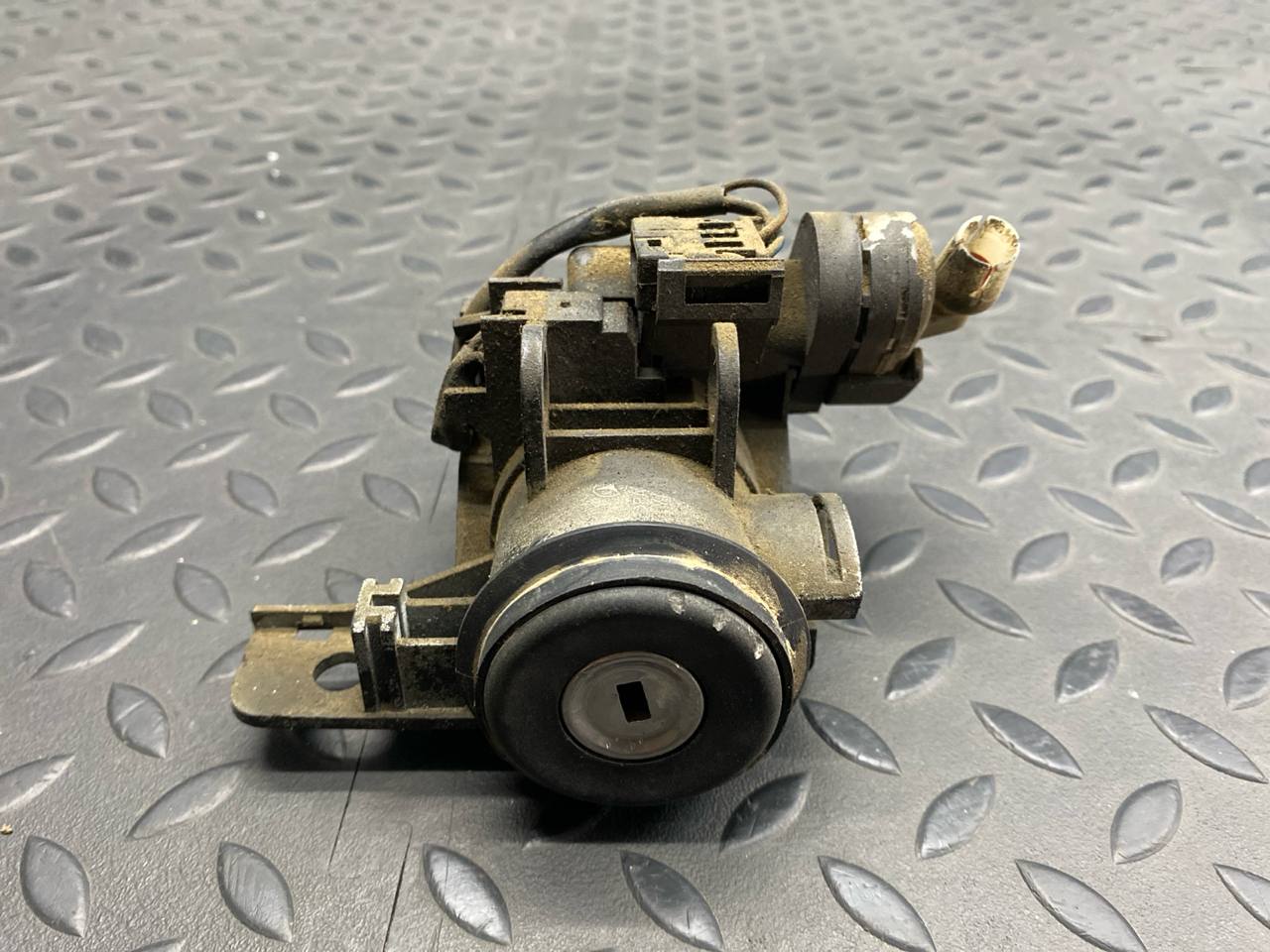 Личинка замка багажника Mercedes C/W202 1993-2001