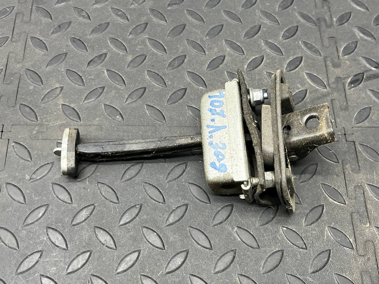 Ограничитель двери задний Ford Focus/2 2004-2011