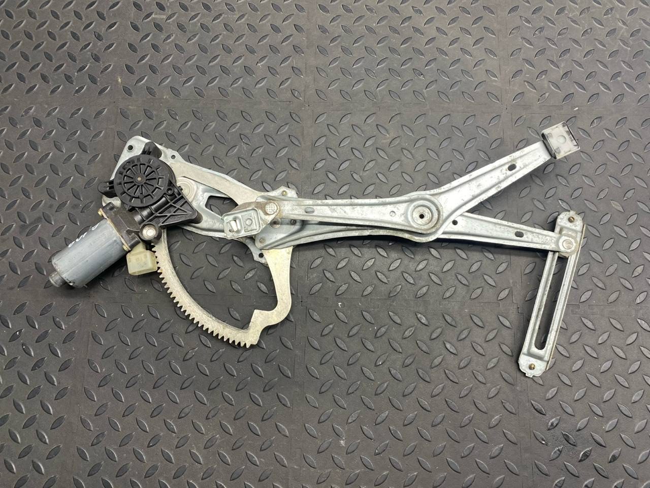 Стеклоподъемник передний левый Mercedes E/W210 1995-2003