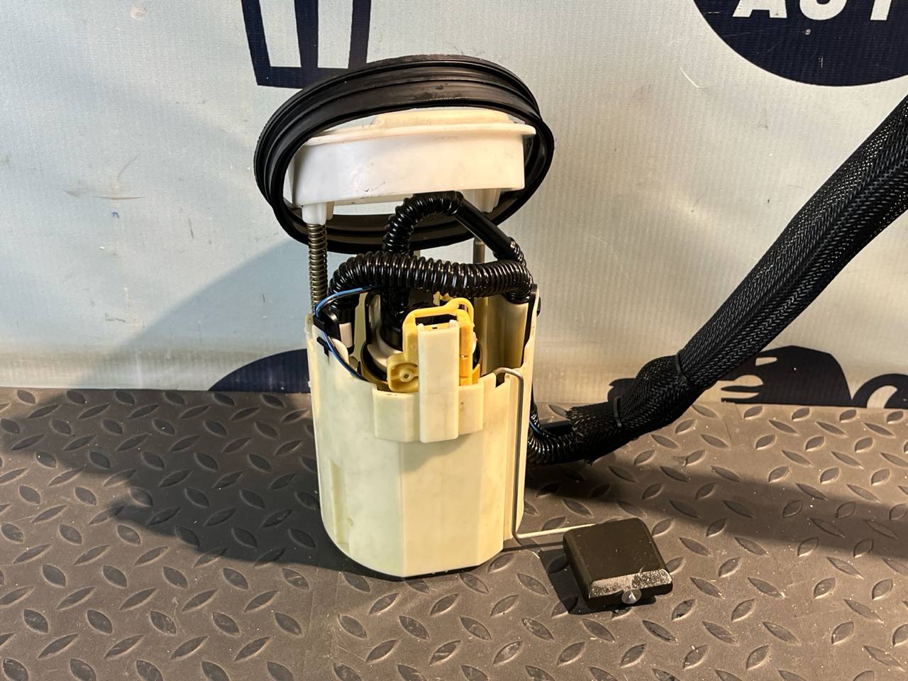 Насос топливный Mercedes E/W211 2002-2009