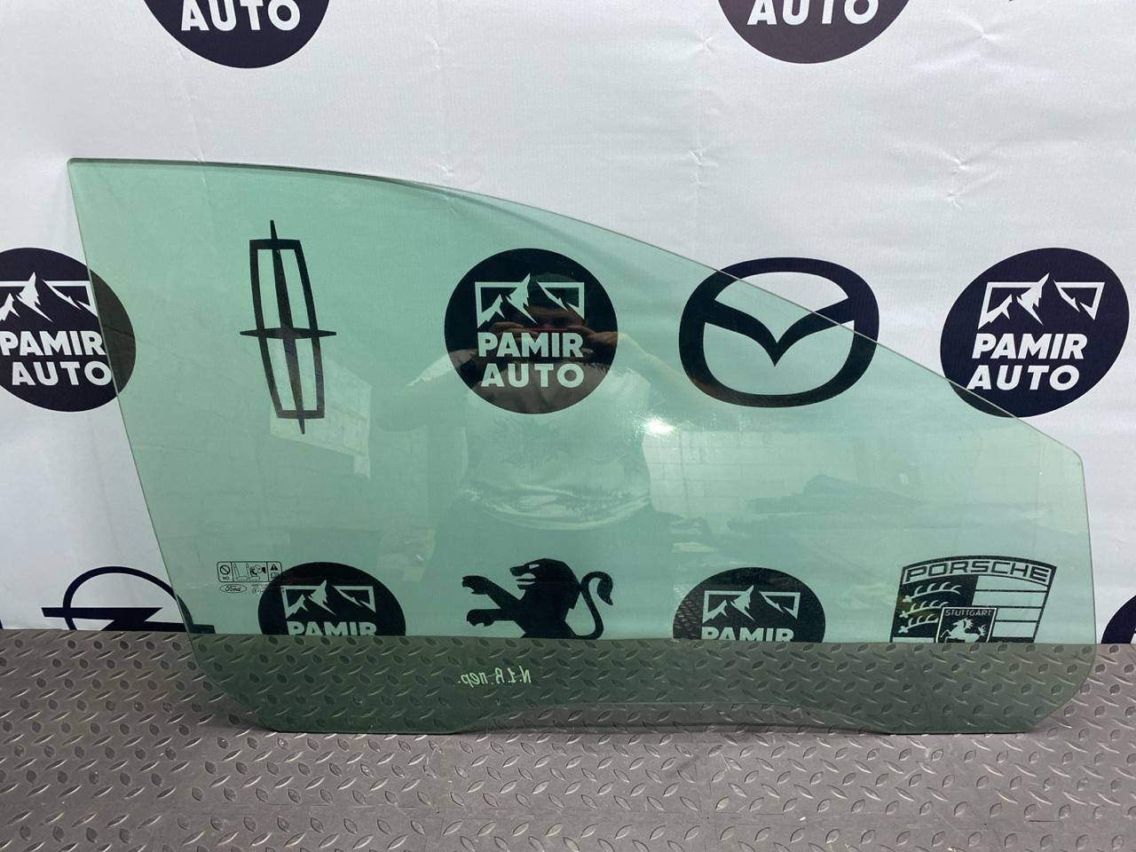 Стекло двери переднее правое Ford Focus/2 2004-2011