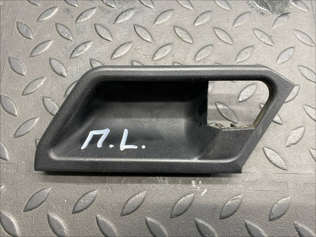 Накладка ручки двери передняя левая Mercedes C/W202 1993-2001