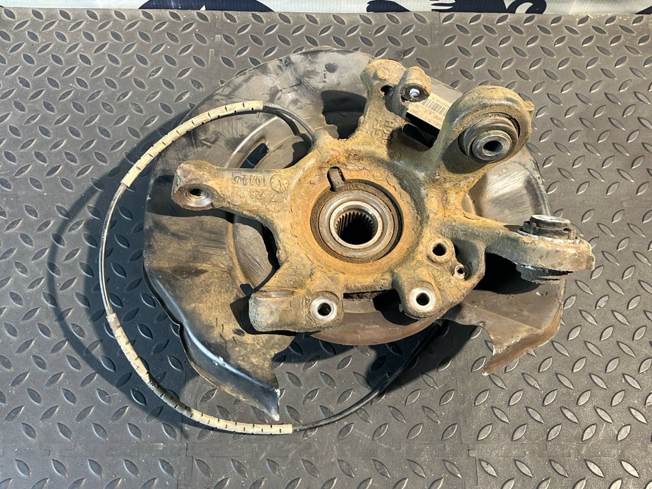 Кулак поворотный задний левый BMW 3/E90 2004-2013