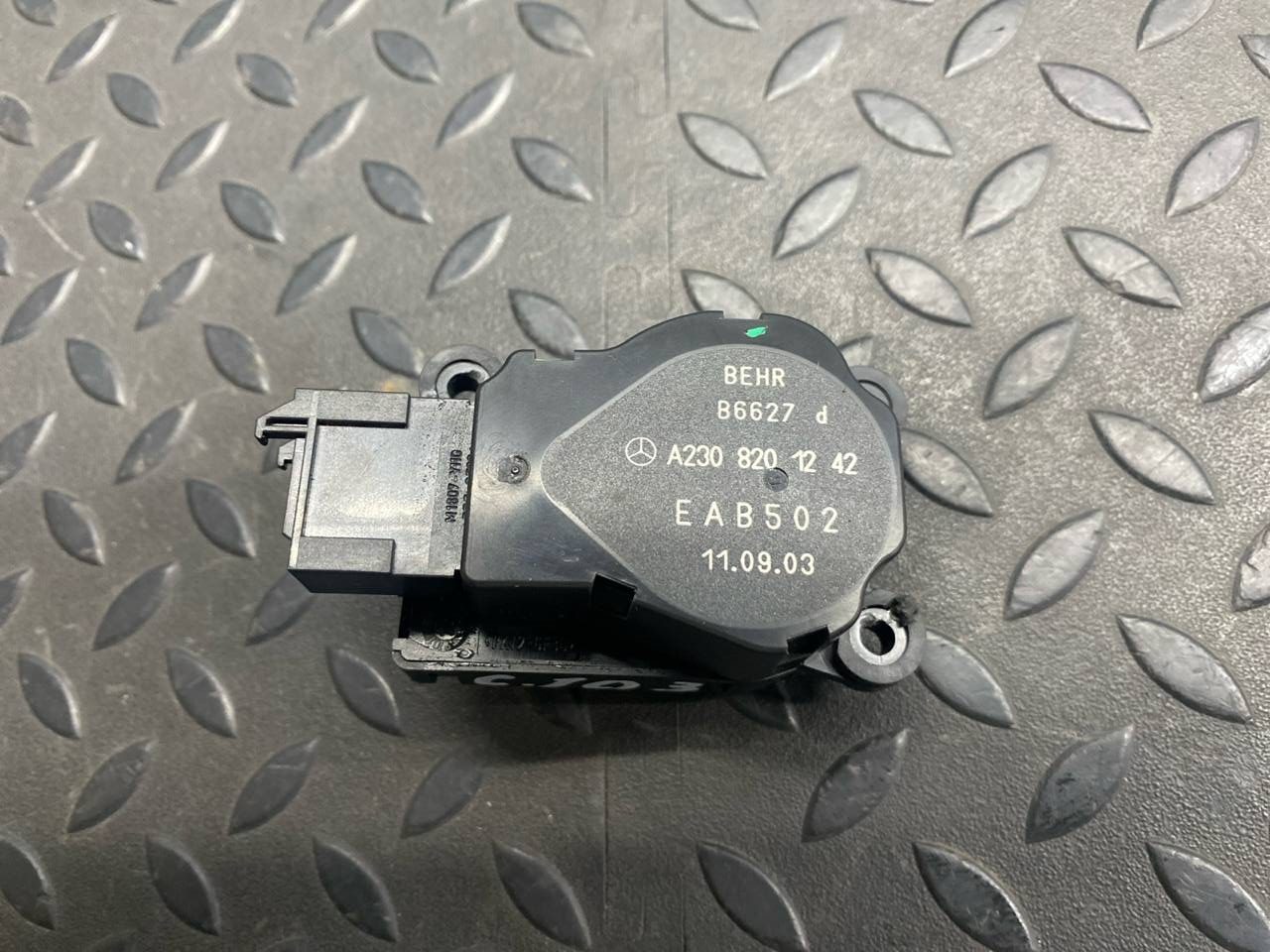 Моторчик заслонки отопителя Mercedes C/W203 2000-2008