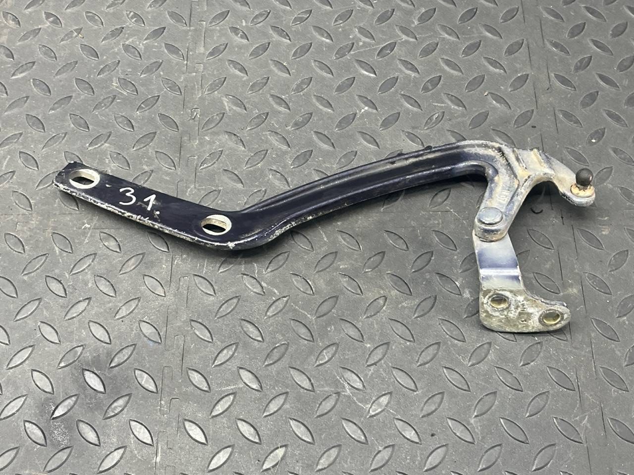 Петля двери багажника Mercedes E/W210 1995-2003