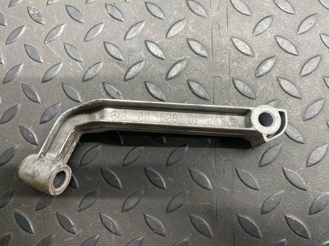 Кронштейн торпедо Mercedes E/W211 2002-2009