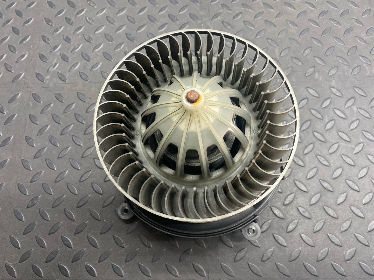 Моторчик отопителя Mercedes E/W211 2002-2009