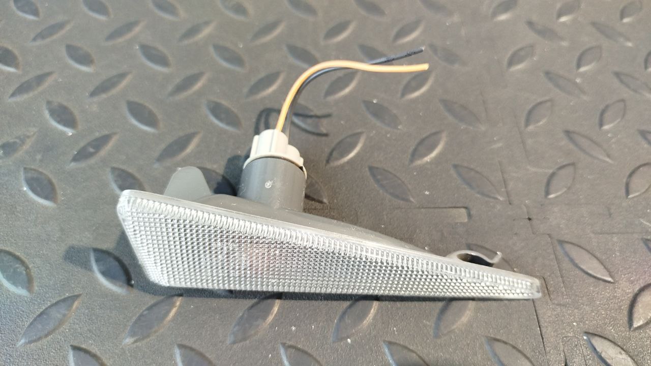 Повторитель поворота левый Renault Scenic/2 2003-2009