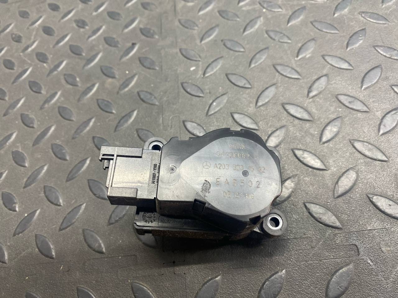 Моторчик заслонки отопителя Mercedes C/W203 2000-2008