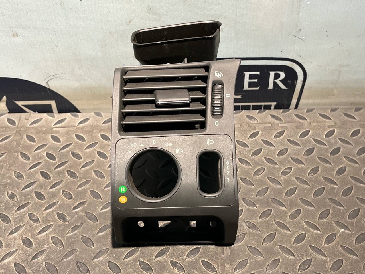 Дефлектор воздушный левый Mercedes E/W210 1995-2003