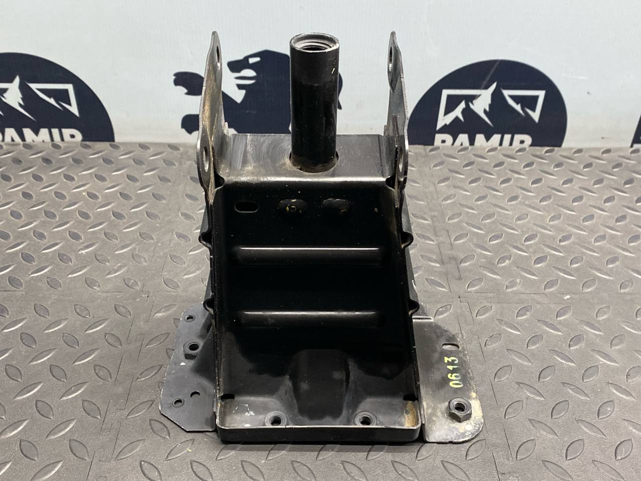 Кронштейн усилителя бампера передний правый Mercedes B/W245 2005-2011