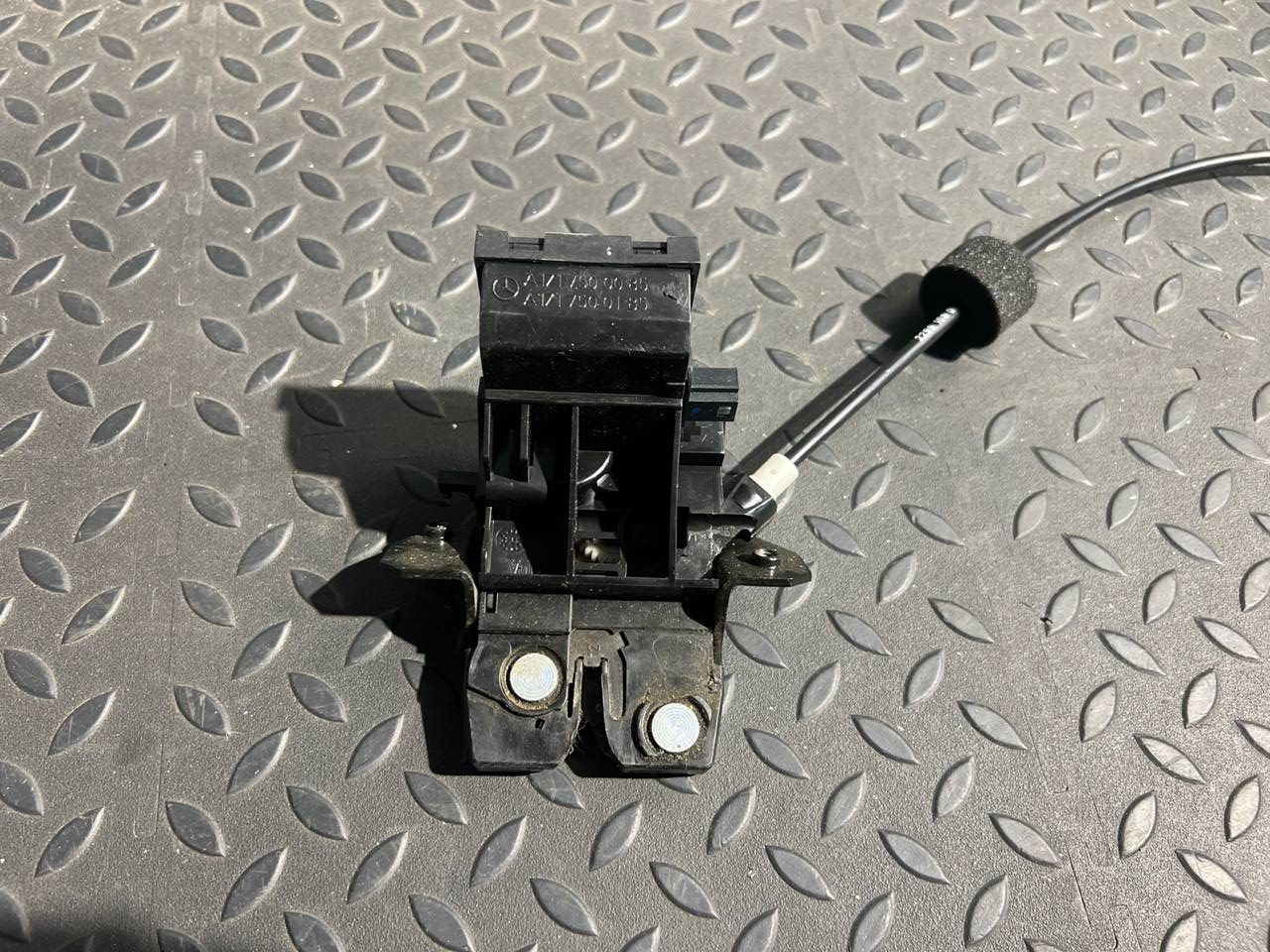 Замок крышки багажника Mercedes C/W203 2000-2008