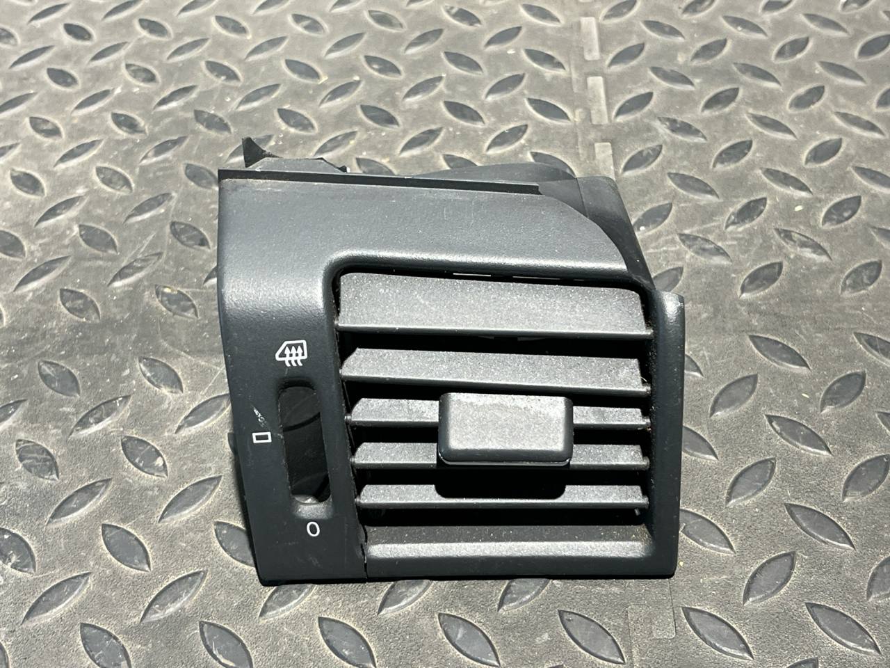 Дефлектор воздушный правый Mercedes E/W210 1995-2003