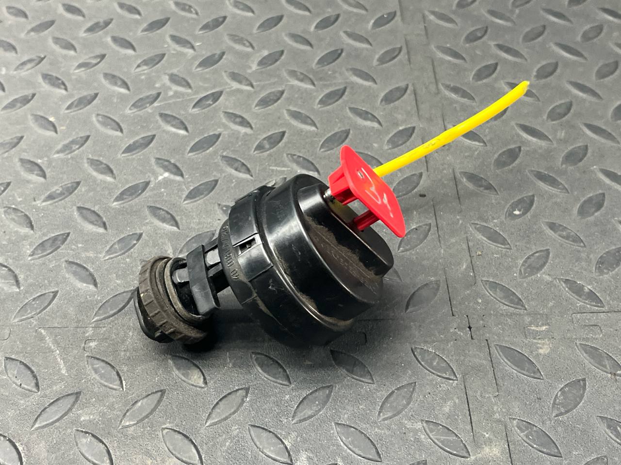 Активатор замка крышки топливного бака Mercedes E/W210 1995-2003