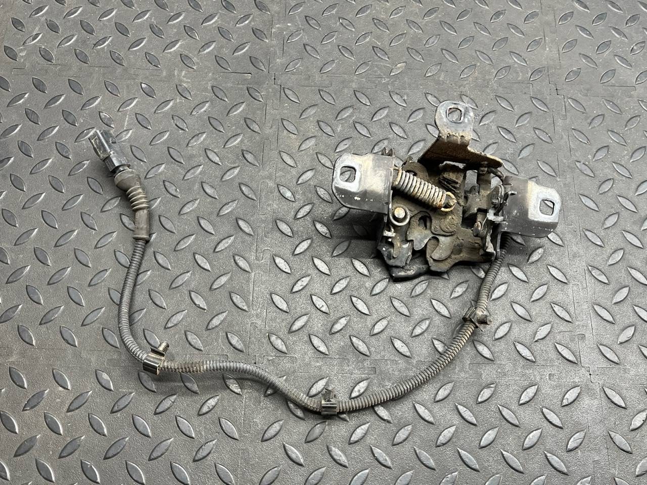 Замок капота Volkswagen Golf/4 1997-2006