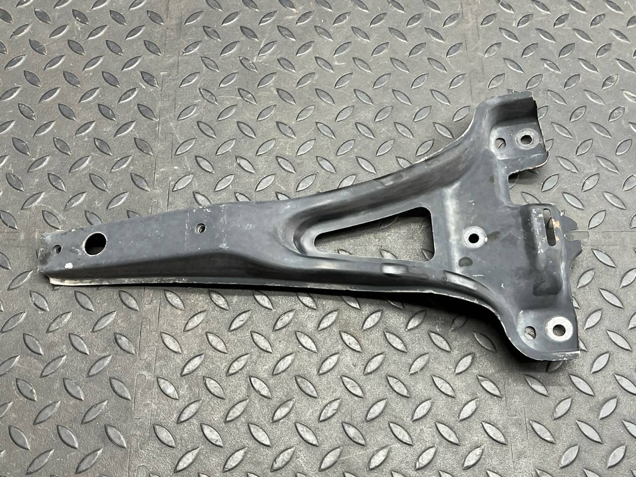 Кронштейн замка капота Volkswagen Golf/4 1997-2006