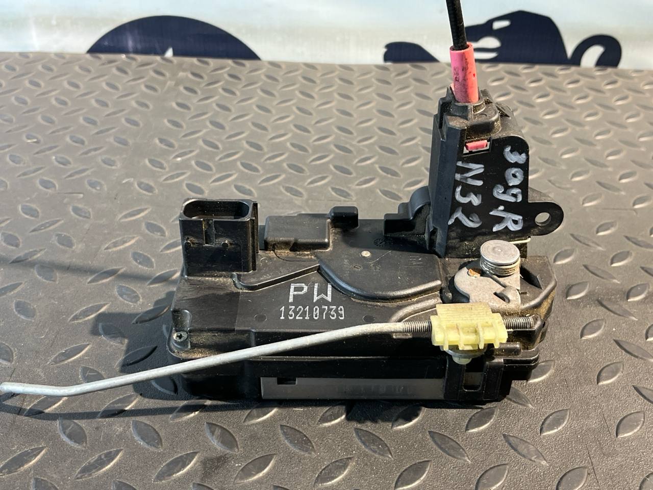 Замок двери задний правый Opel Zafira/B 2005-2014