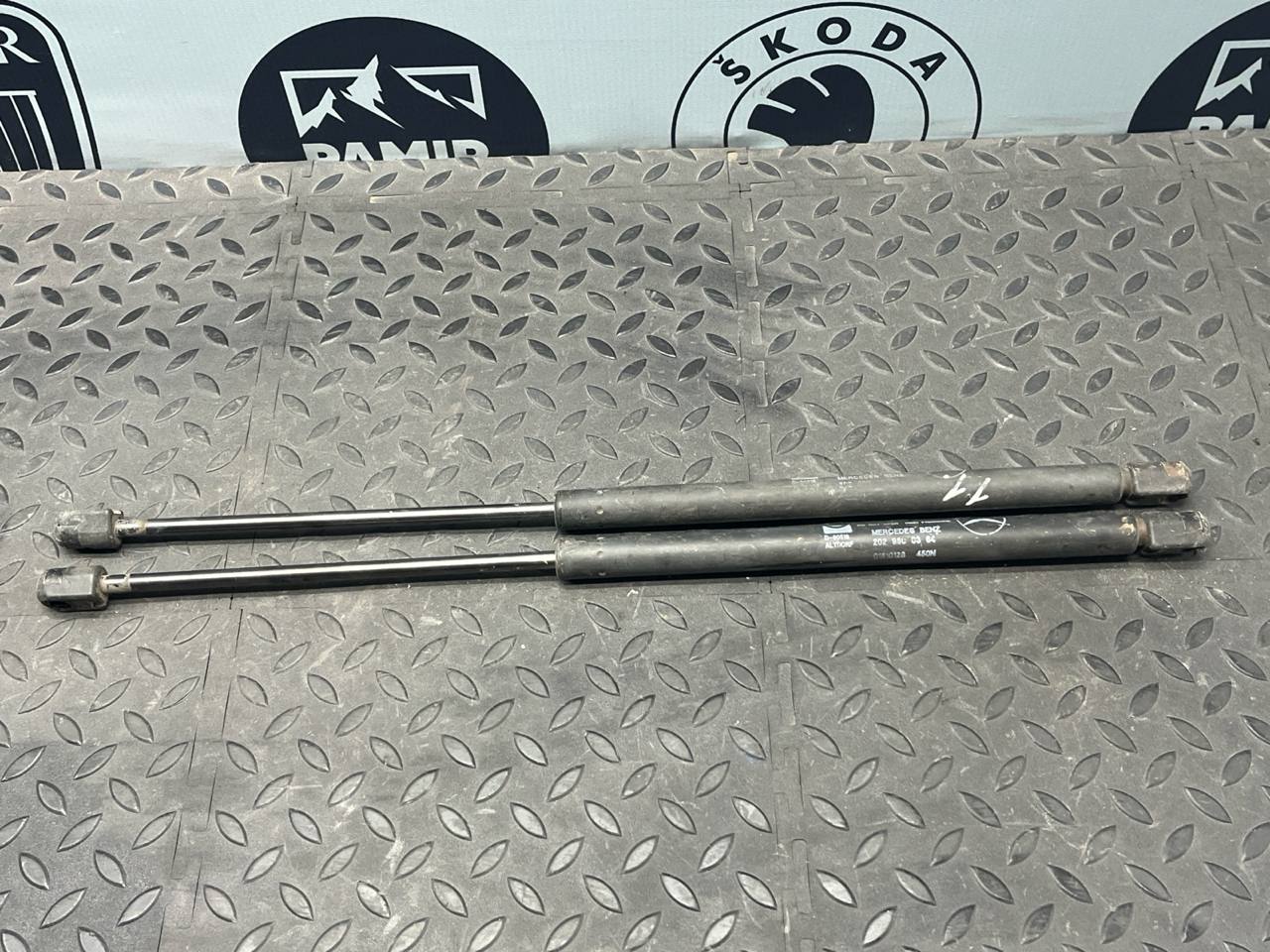 Амортизатор двери багажника Mercedes C/W202 1993-2001