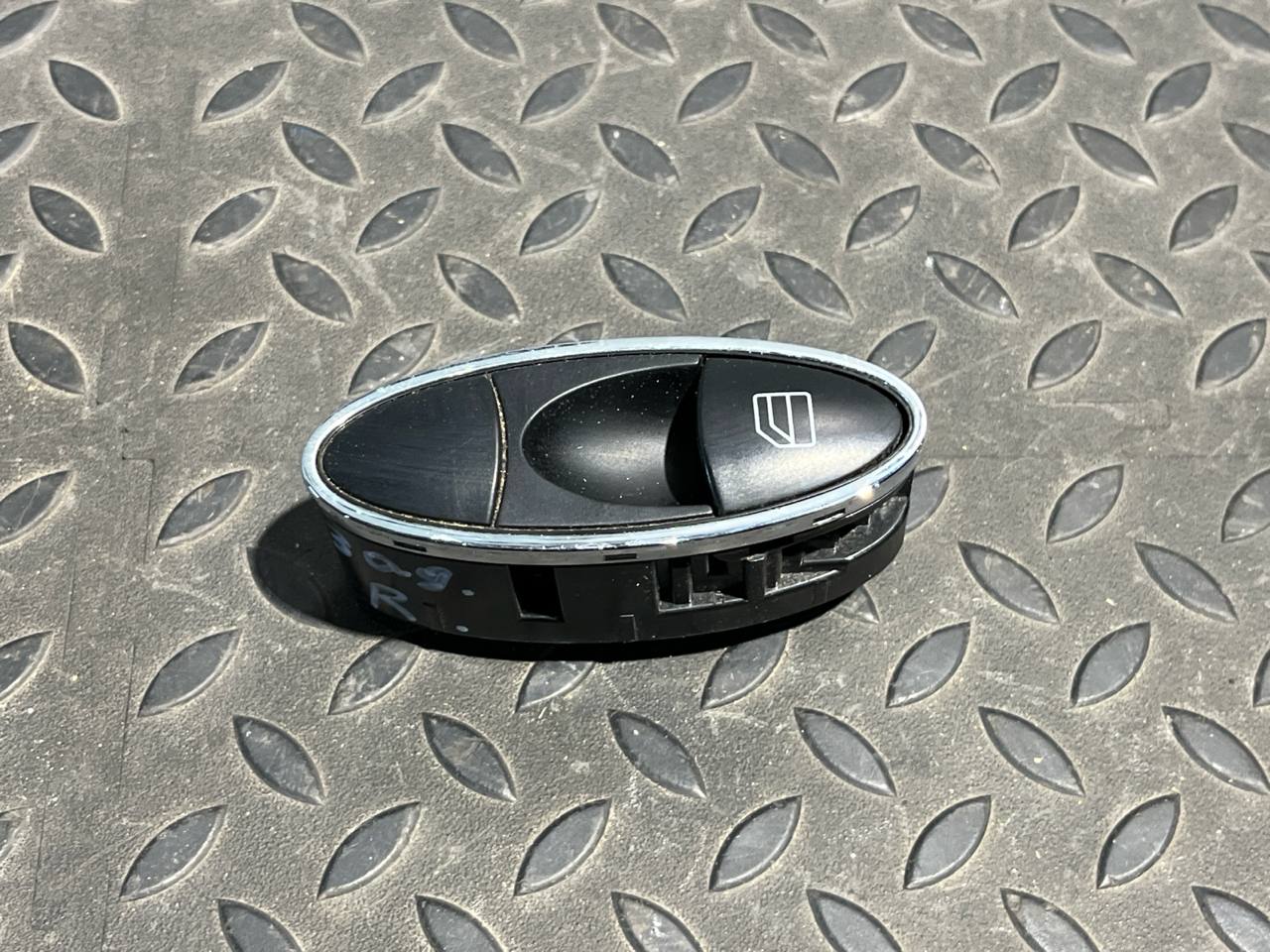 Кнопка стеклоподъемника задняя Mercedes E/W211 2002-2009
