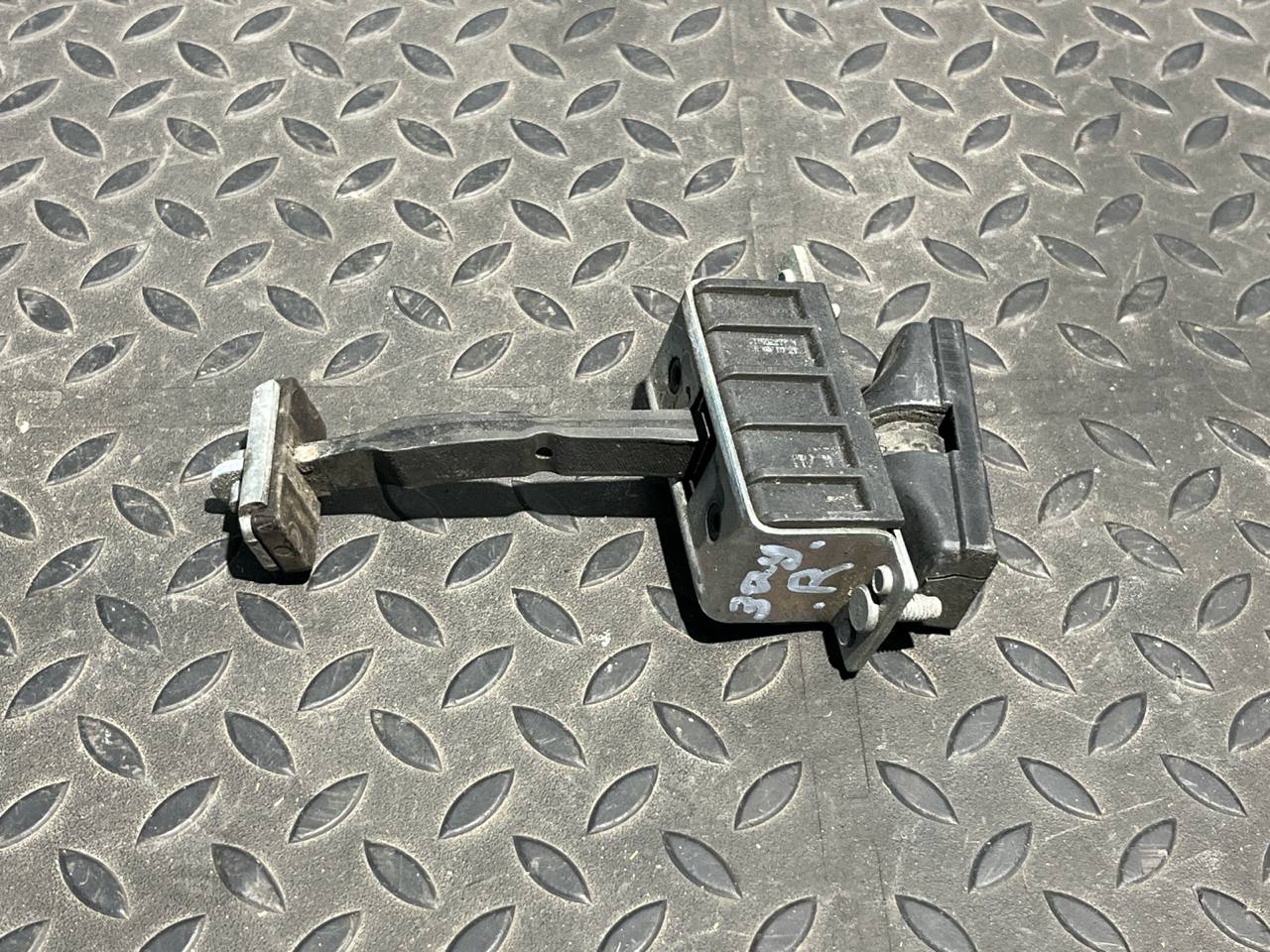 Ограничитель двери задний Mercedes E/W211 2002-2009