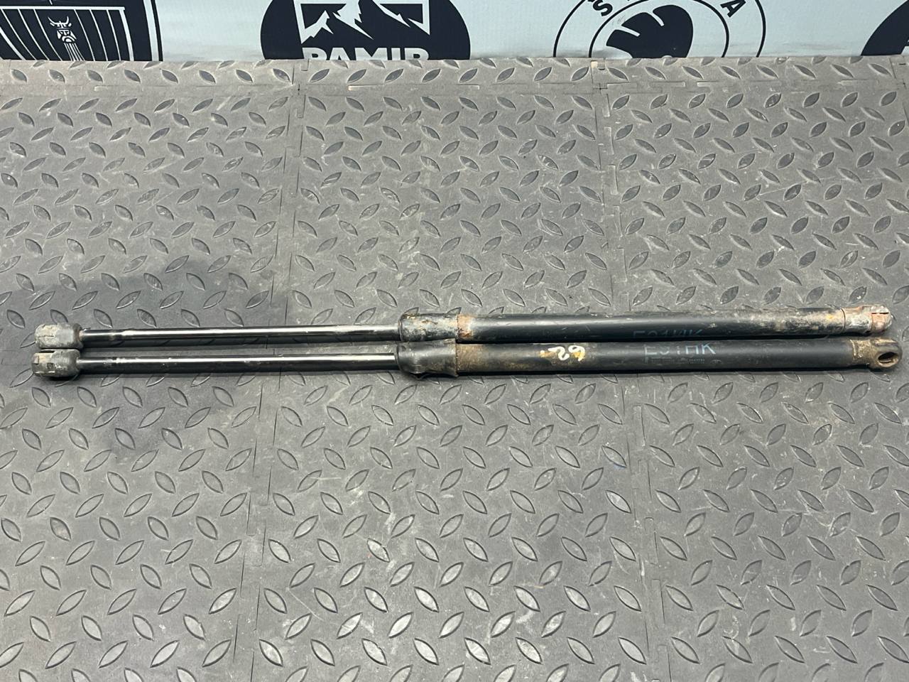 Амортизатор двери багажника BMW 3/E90 2004-2013