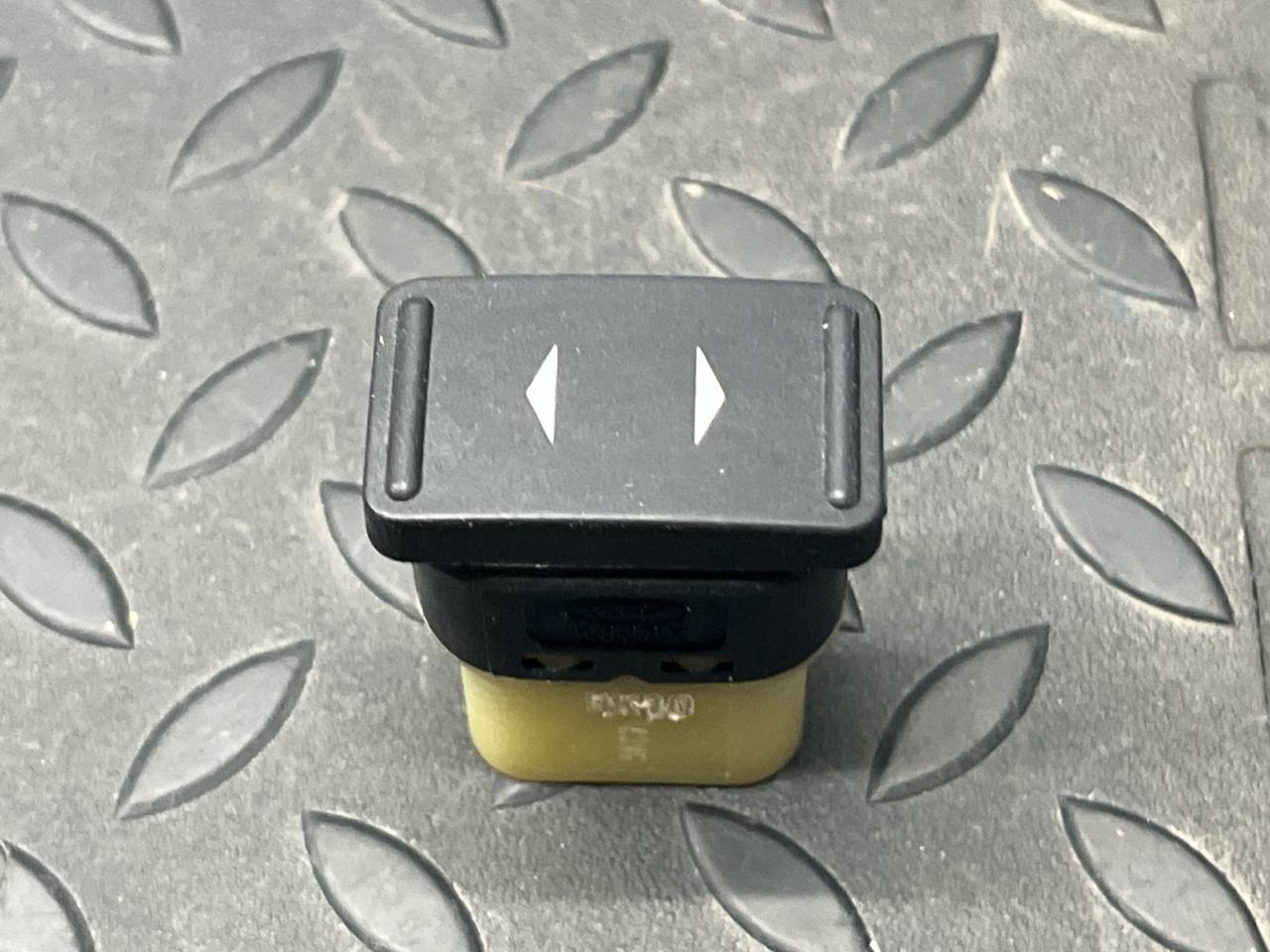 Кнопка стеклоподъемника Ford Focus/2 2004-2011