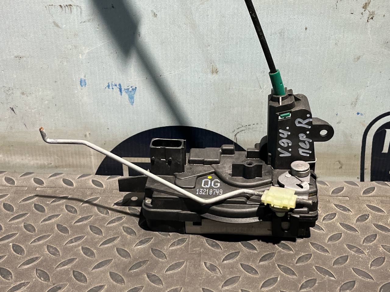 Замок двери передний правый Opel Astra/H 2004-2014