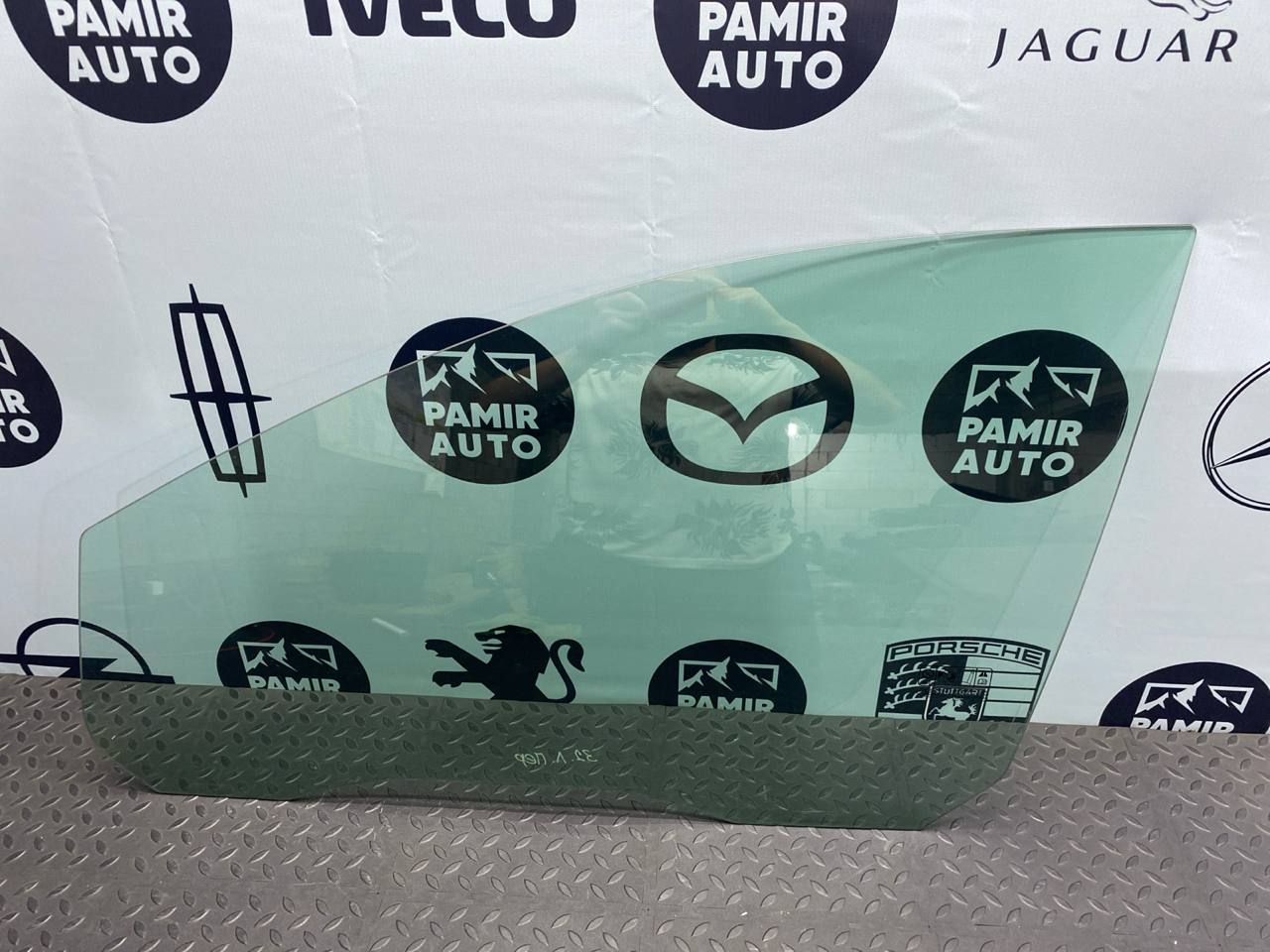 Стекло двери переднее левое Ford Focus/2 2004-2011