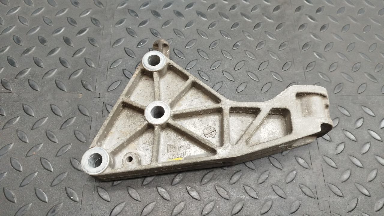 Кронштейн опоры двигателя Opel Astra/H 2004-2014