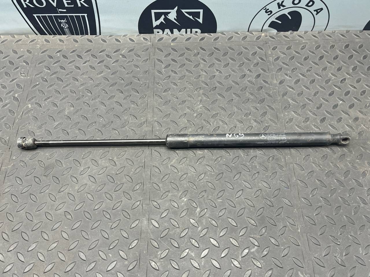 Амортизатор двери багажника B/W245 2005-2011