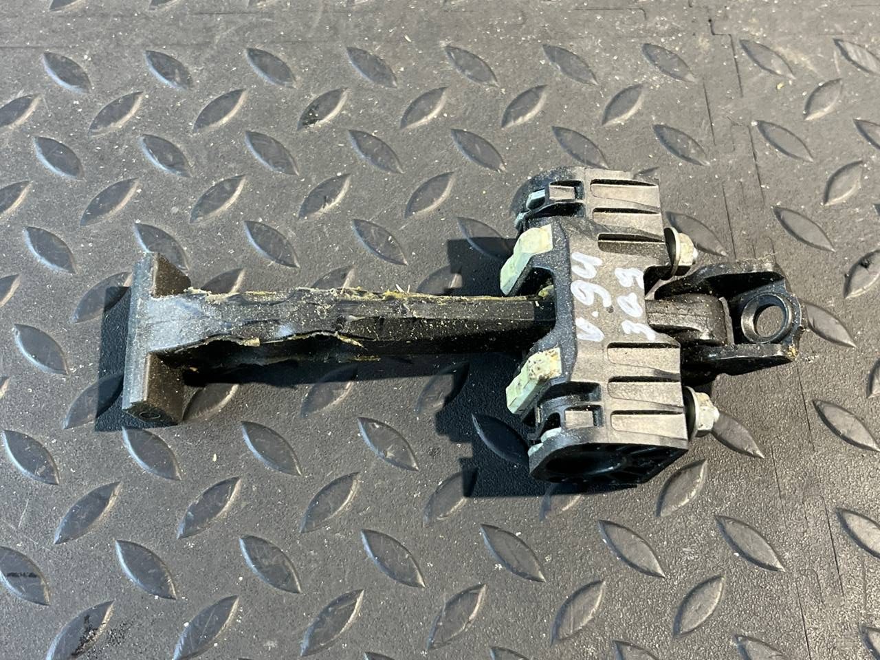 Ограничитель двери задний Opel Astra/H 2004-2014