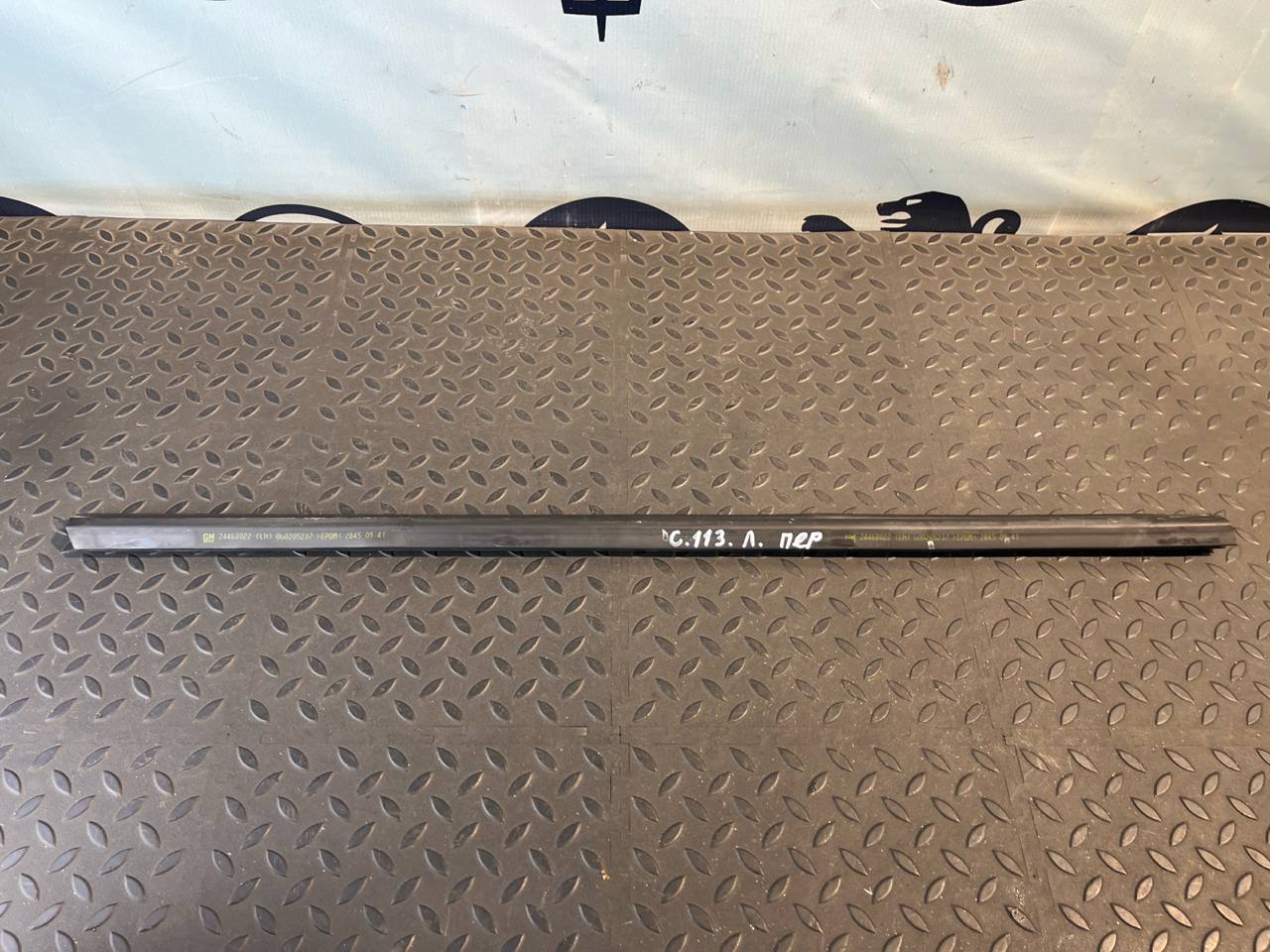 Уплотнитель двери передний левый Opel Astra/H 2004-2014