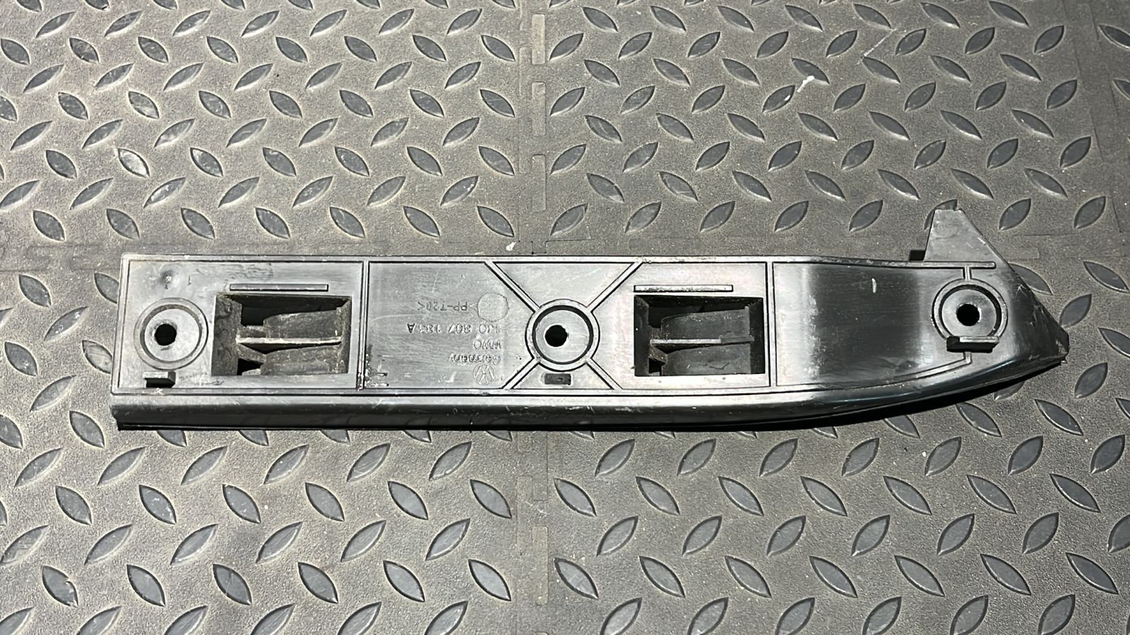 Кронштейн бампера передний левый Volkswagen Golf/4 1997-2006