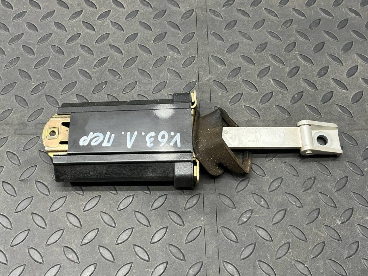 Ограничитель двери передний Mercedes C/W202 1993-2001