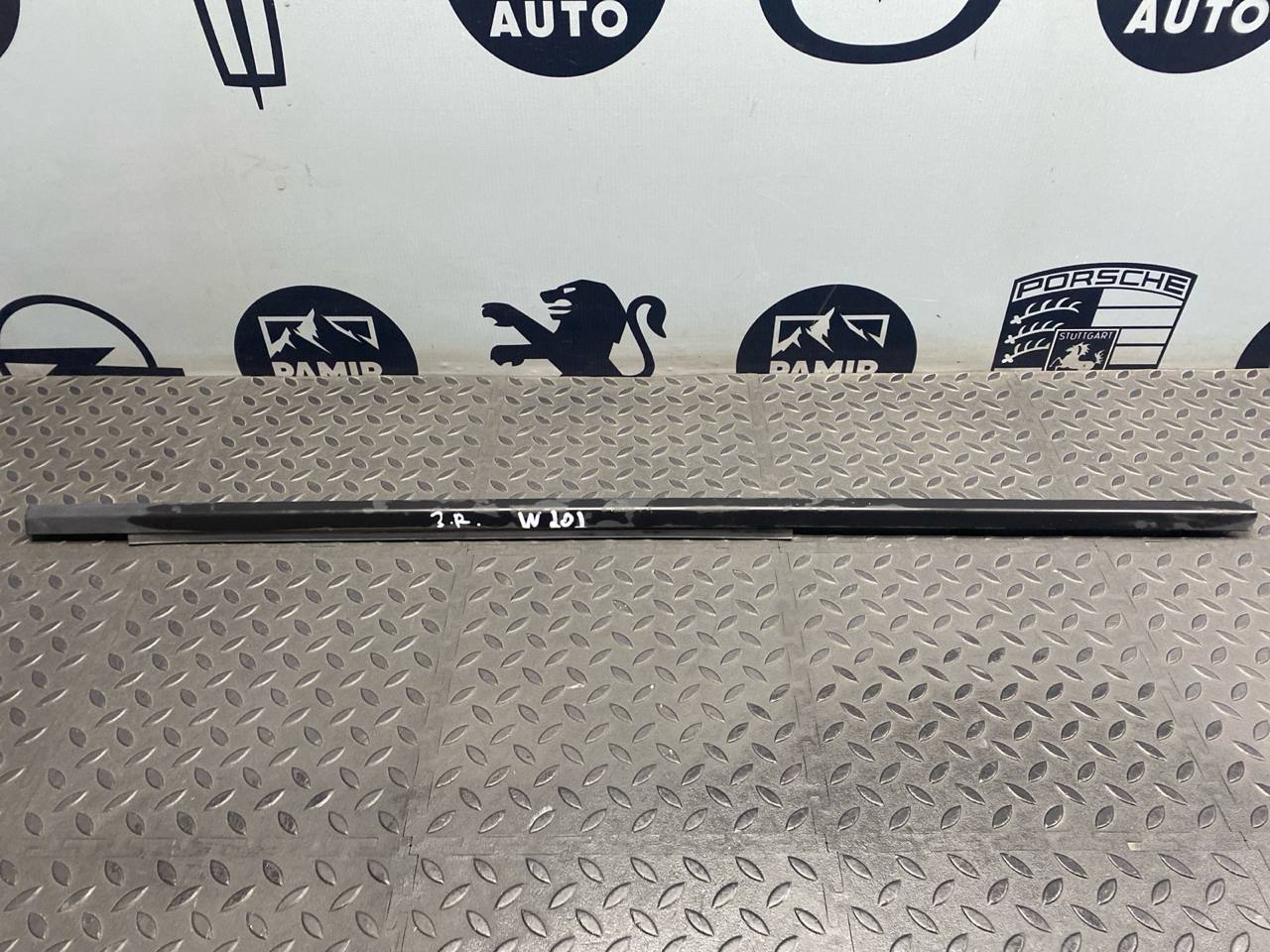 Уплотнитель двери задний правый Mercedes C/W202 1993-2001