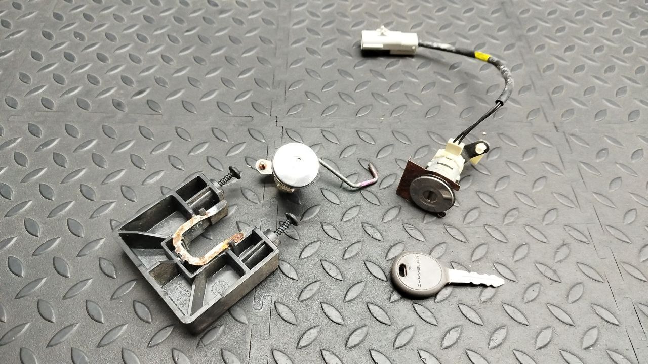 Личинка замка двери Chrysler PT Cruiser 2000-2010