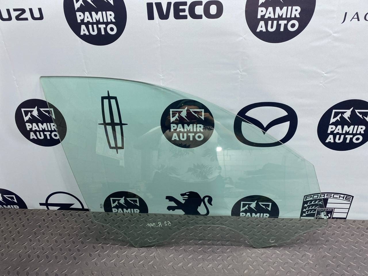 Стекло двери переднее правое BMW 3/E90 2004-2013