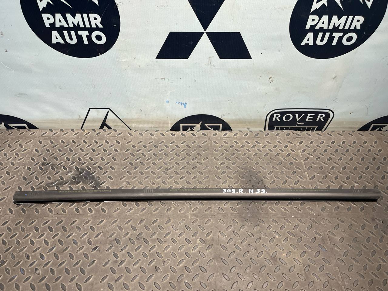 Уплотнитель двери задний правый Opel Zafira/B 2005-2014