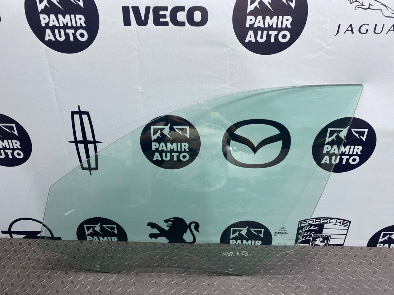 Стекло двери переднее левое BMW 3/E90 2004-2013