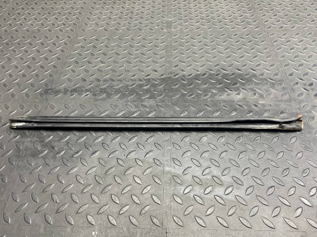 Уплотнитель двери задний левый Mercedes C/W202 1993-2001